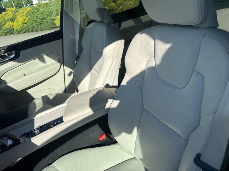 2024 Volvo XC60 B5 Core Dark Theme
