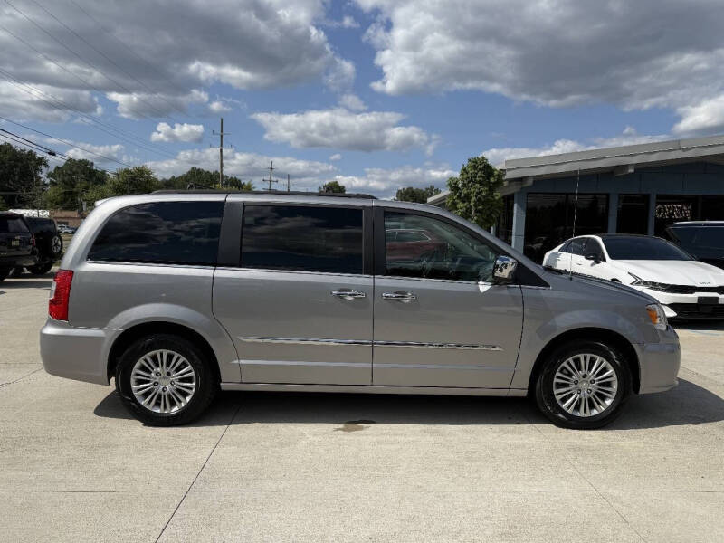 2015 Chrysler Town and Country Touring-L
