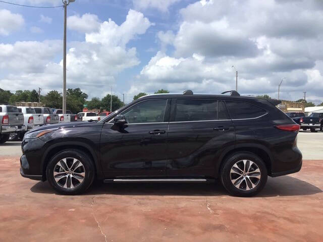 Used 2021 Toyota Highlander XLE with VIN 5TDGZRAH7MS082549 for sale in Vinita, OK