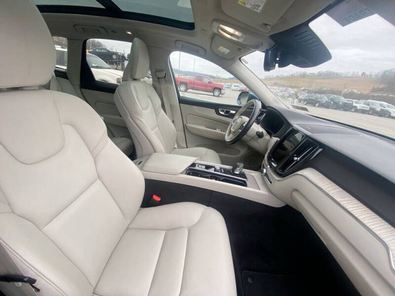 2023 Volvo XC60 B5 Plus Bright Theme