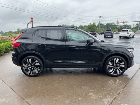 2023 Volvo XC40 B5 Plus Dark Theme