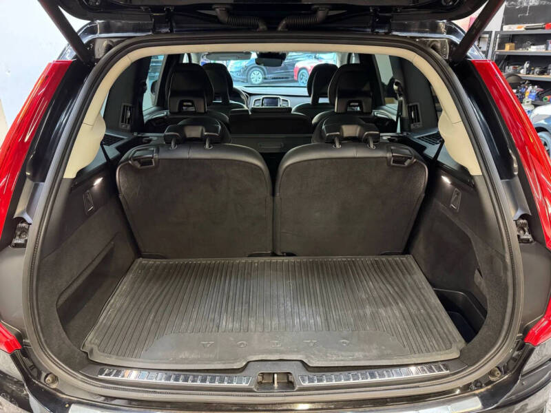 2016 Volvo XC90 T6 Momentum