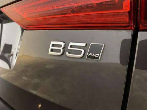 2025 Volvo XC60 B5 Core Dark Theme