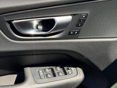 2024 Volvo XC60 B5 Plus Dark Theme