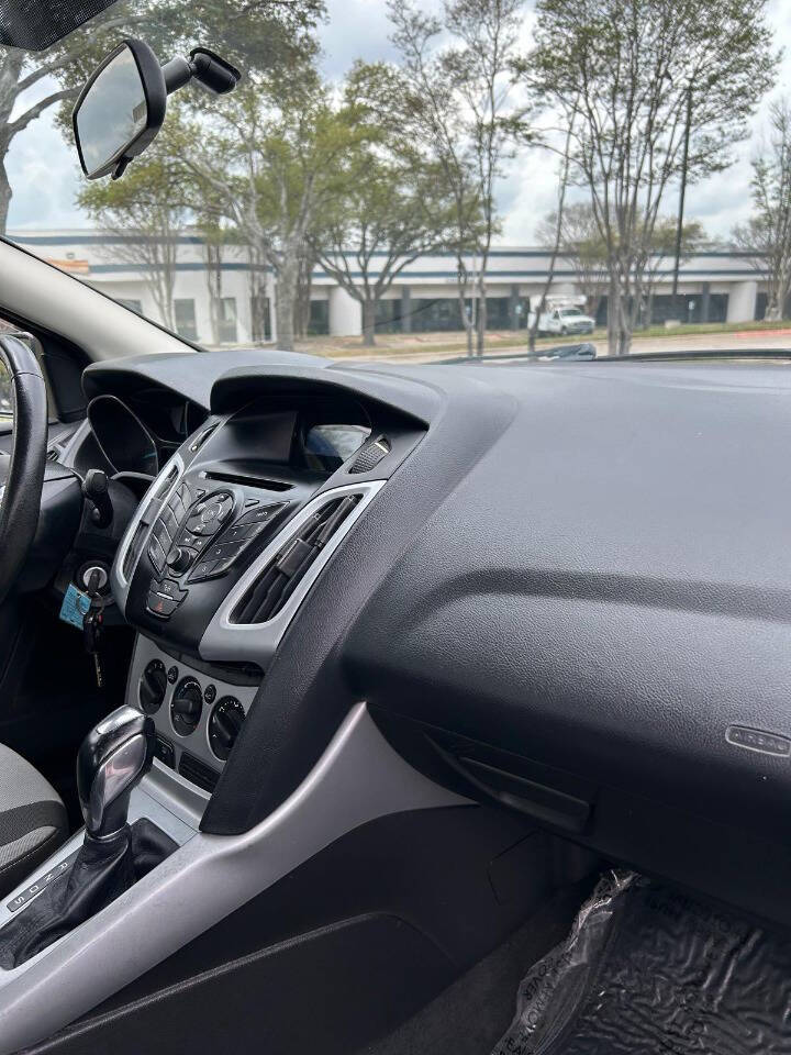 White 2012 Ford Focus SE SE 4dr Sedan 45