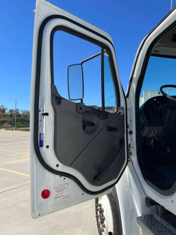 2011 Freightliner M2 106