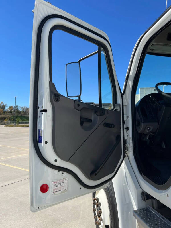 2011 Freightliner M2 106