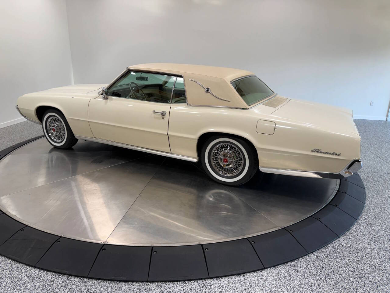 1967 Ford Thunderbird 12