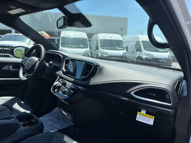 2027 Chrysler Pacifica Select