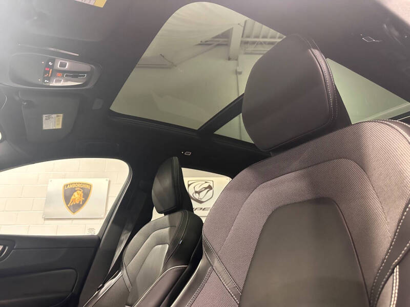 2022 Volvo XC60 B6 R-Design