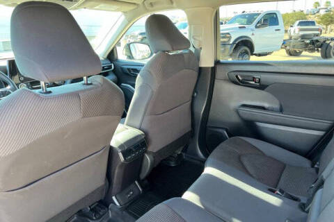 2024 Toyota Highlander LE