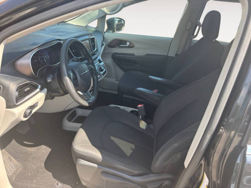 2021 Chrysler Voyager LX