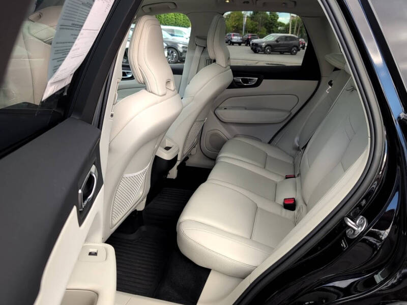 2023 Volvo XC60 B5 Plus Dark Theme