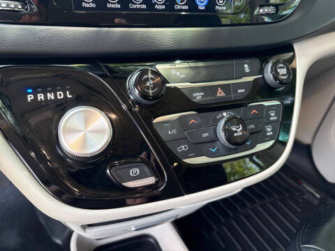 2017 Chrysler Pacifica Touring-L