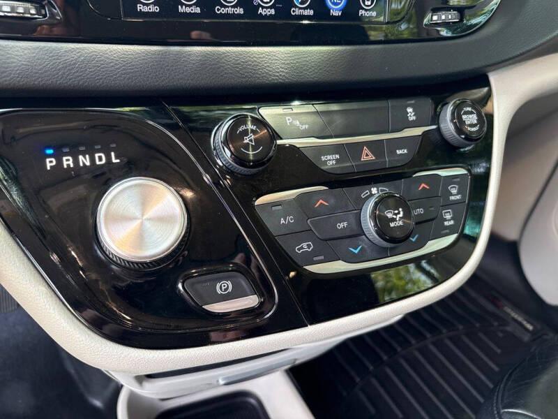 2017 Chrysler Pacifica Touring-L