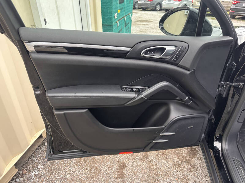 2017 Porsche Cayenne Platinum Edition