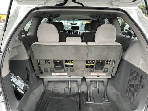2017 Toyota Sienna LE 8-Passenger