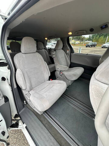 2017 Toyota Sienna LE 8-Passenger
