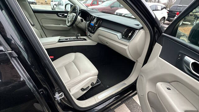 2024 Volvo XC60 B5 Core Dark Theme