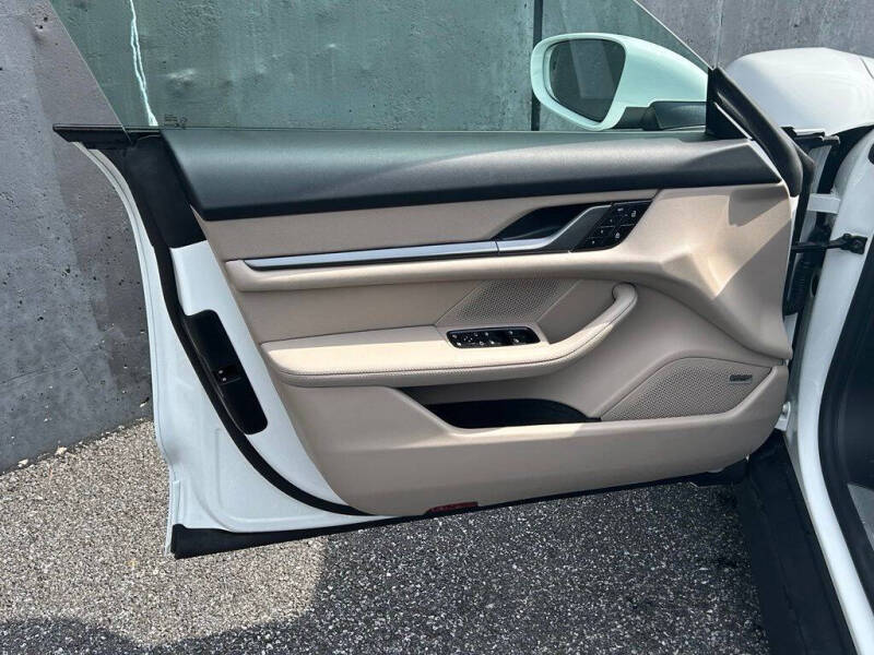 2025 Porsche Taycan