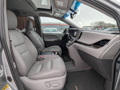 2017 Toyota Sienna XLE 8-Passenger