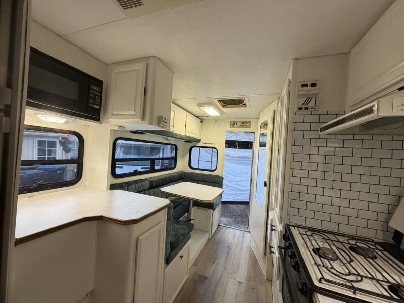 2013 Ford LANCE CAMPER 19