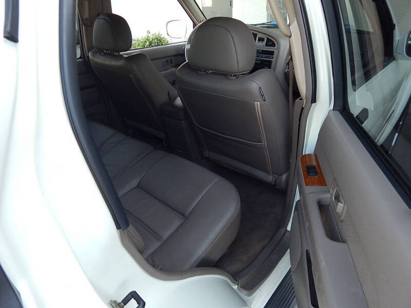 2003 Nissan Pathfinder LE