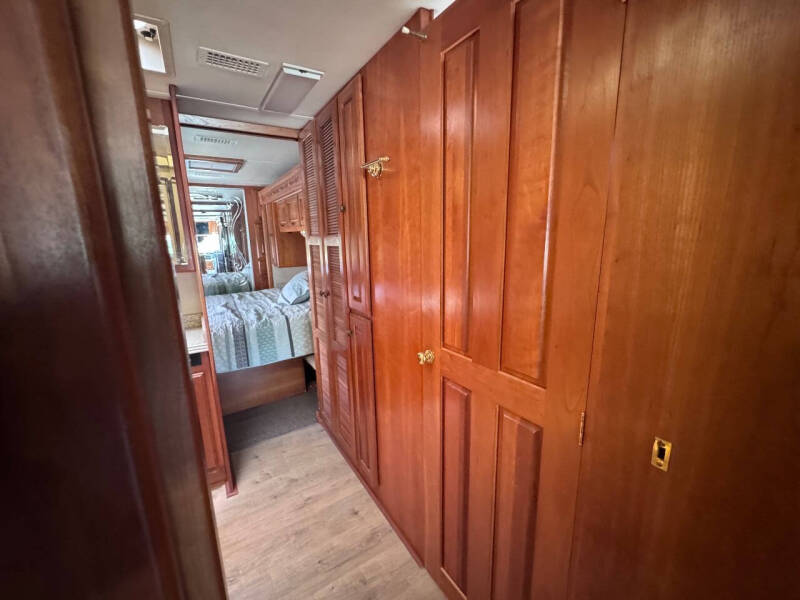 2005 Monaco Dynasty 40 Platinum II