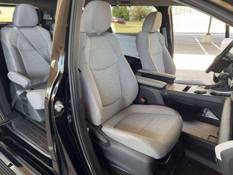 2025 Toyota Sienna LE 8-Passenger