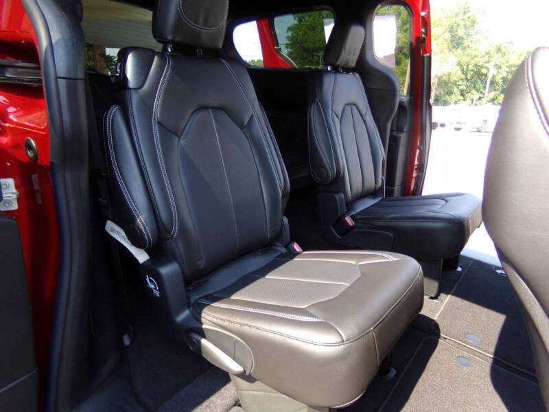 2027 Chrysler Pacifica Select