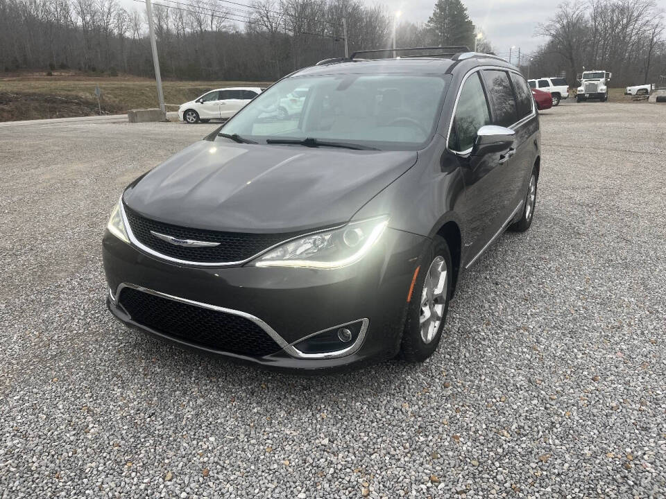 2019 Chrysler Pacifica Limited's photo