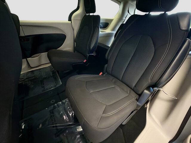 2024 Chrysler Voyager LX