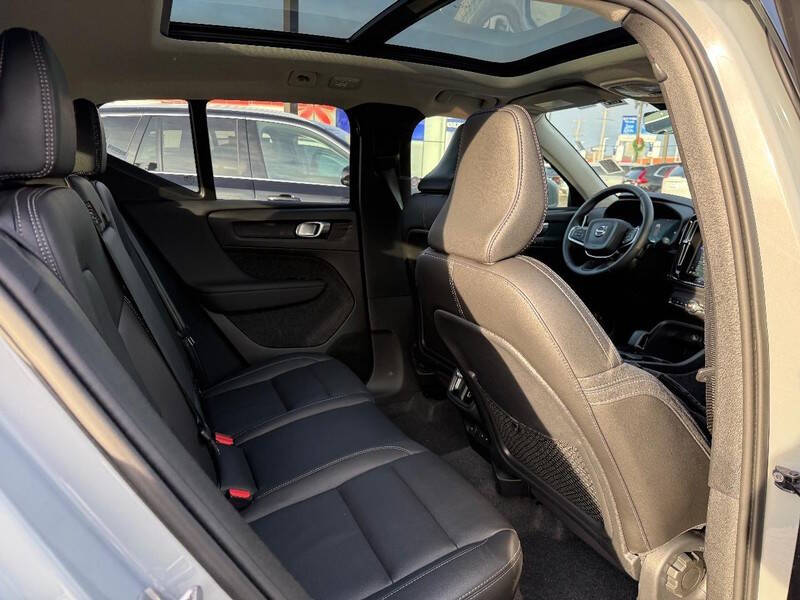 2025 Volvo XC40 B5 Core Bright Theme