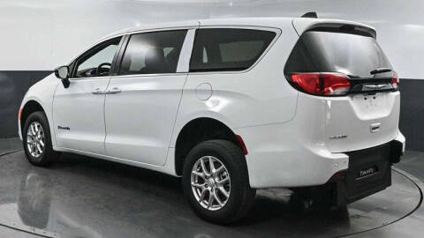 2025 Chrysler Voyager LX