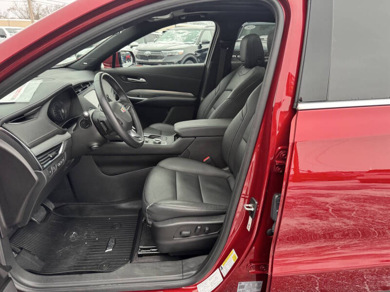 2023 Cadillac XT4 Premium Luxury