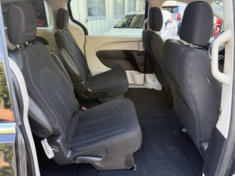 2022 Chrysler Voyager LX