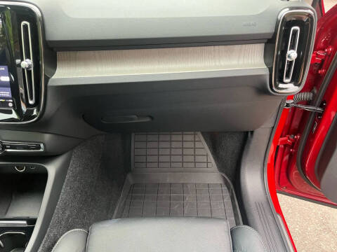 2023 Volvo XC40 B5 Plus Dark Theme