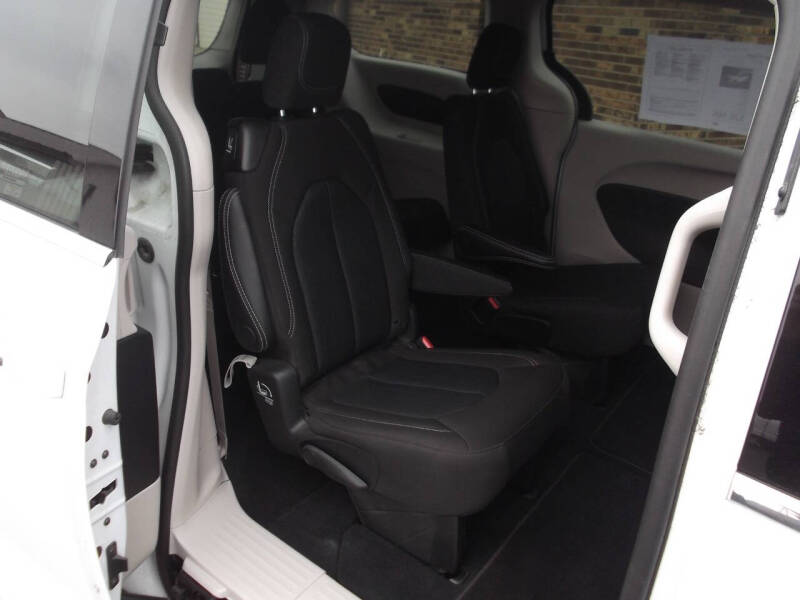 2024 Chrysler Voyager LX