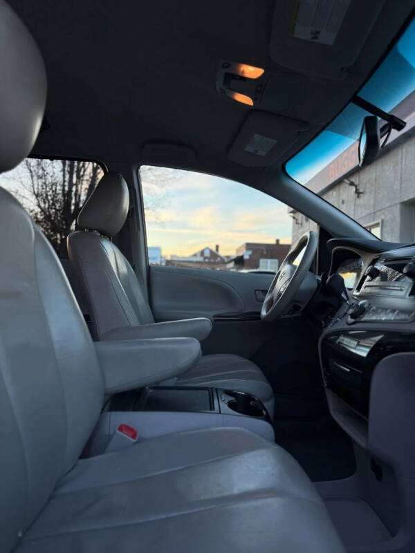 2014 Toyota Sienna LE 7-Passenger