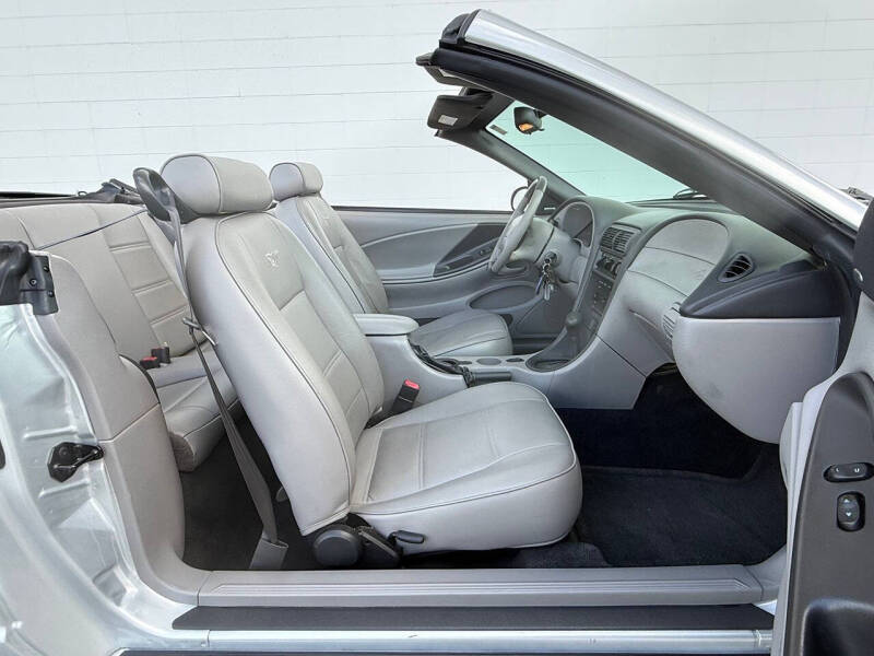 2003 Ford Mustang Deluxe