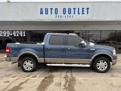 2004 Ford F-150 for sale at Auto Outlet in Des Moines IA