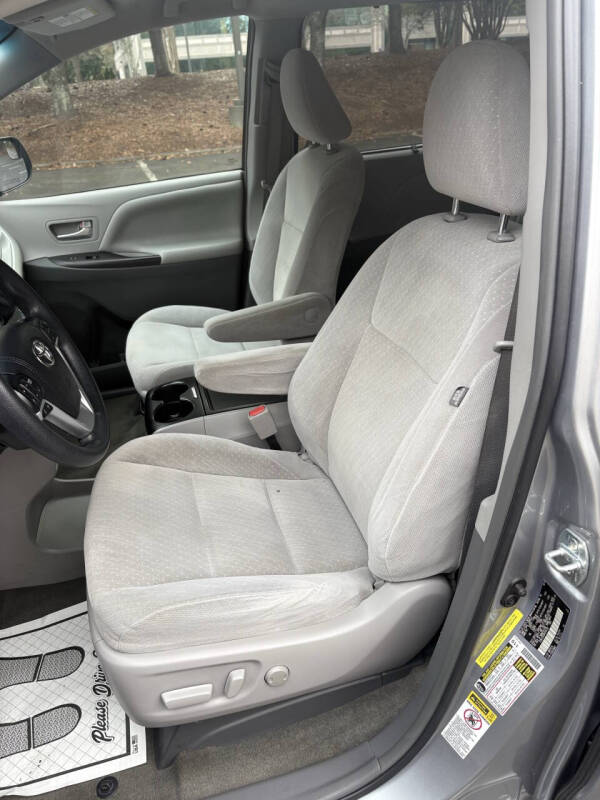 2017 Toyota Sienna LE 7-Passenger Auto Access Seat