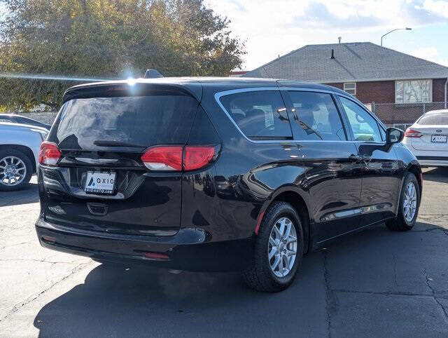 2022 Chrysler Voyager LX