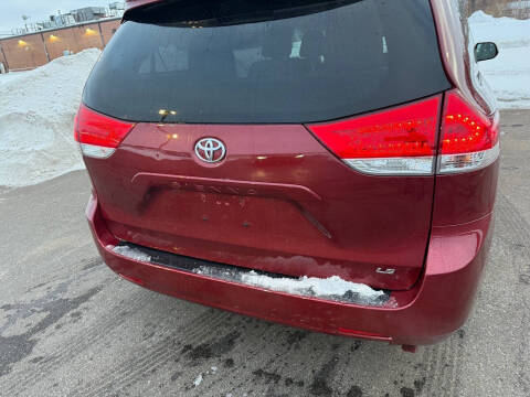 2014 Toyota Sienna LE 8-Passenger