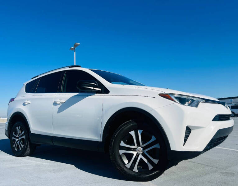 2017 Toyota RAV4 LE photo 2