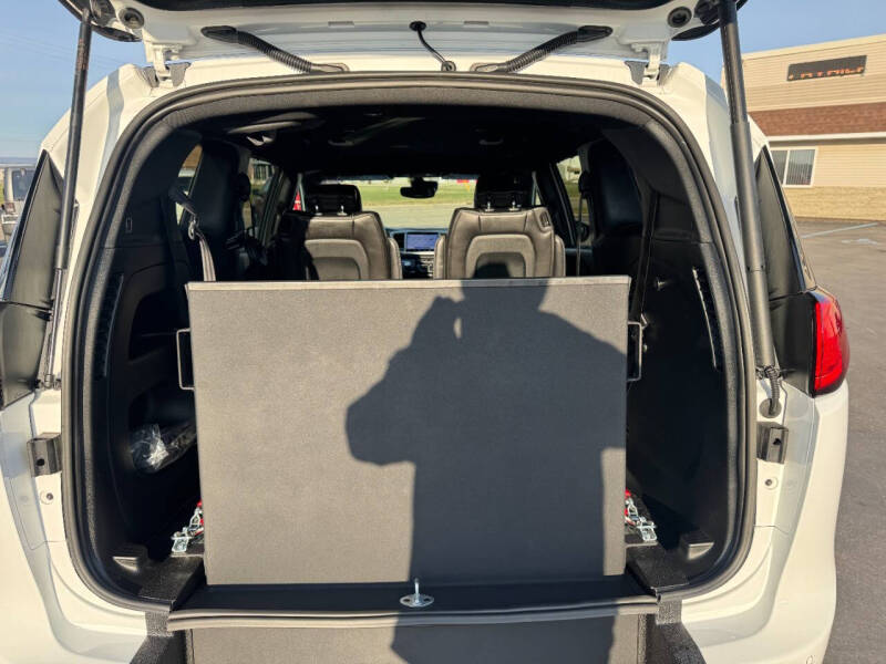 2025 Chrysler Voyager LX