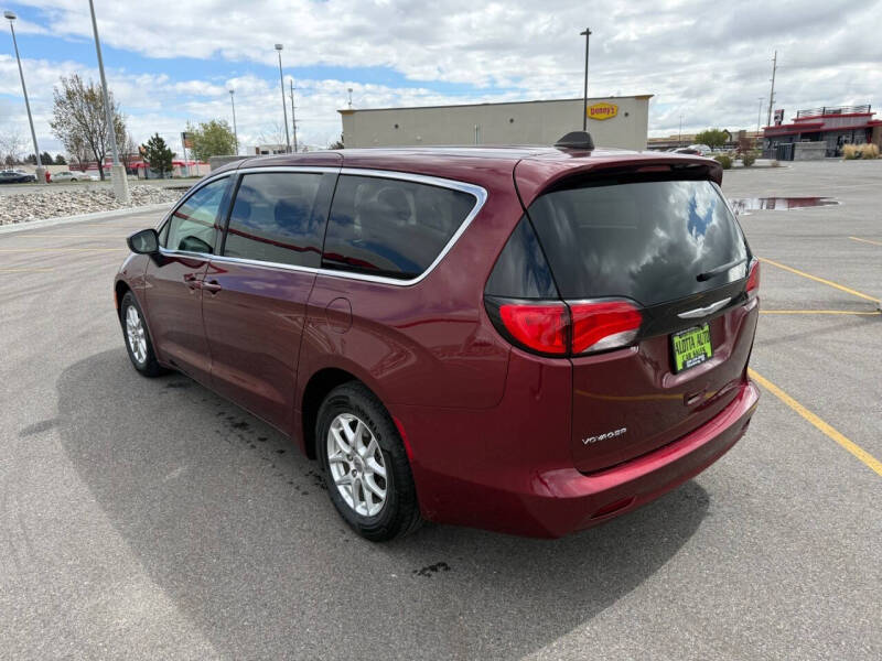 2022 Chrysler Voyager LX