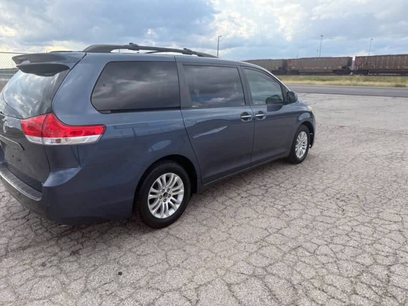 2014 Toyota Sienna XLE 7-Passenger Auto Access Seat