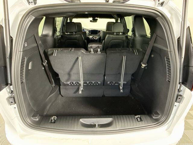 2027 Chrysler Pacifica Select