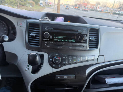 2014 Toyota Sienna LE 8-Passenger